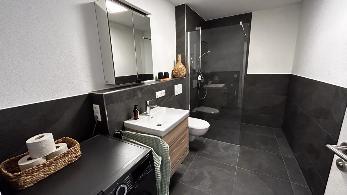 Bathroom with shower and washbasin