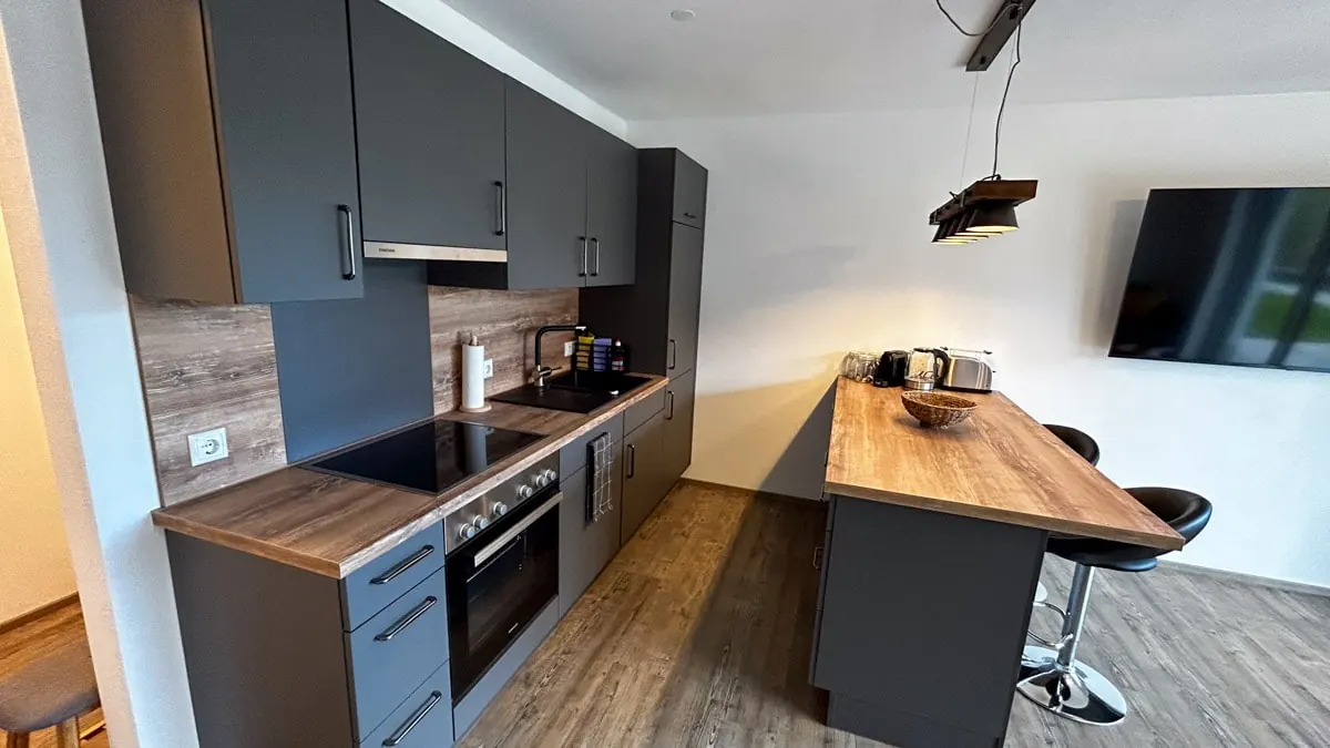Kitchen with hob, oven and breakfast bar