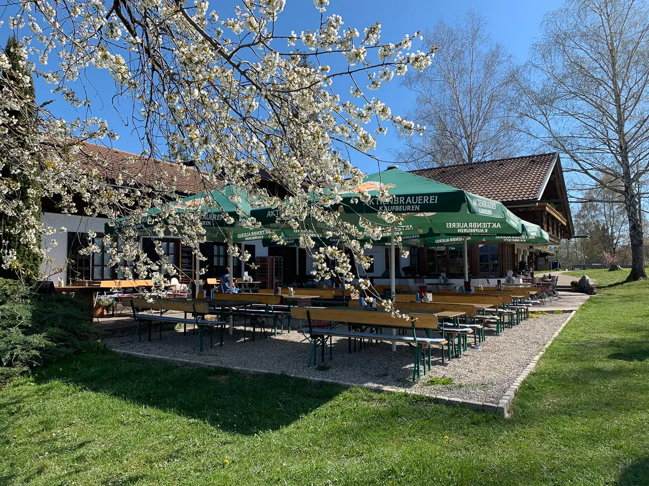 Biergarten des Restaurants Schwaltenweiher zur Baumblüte